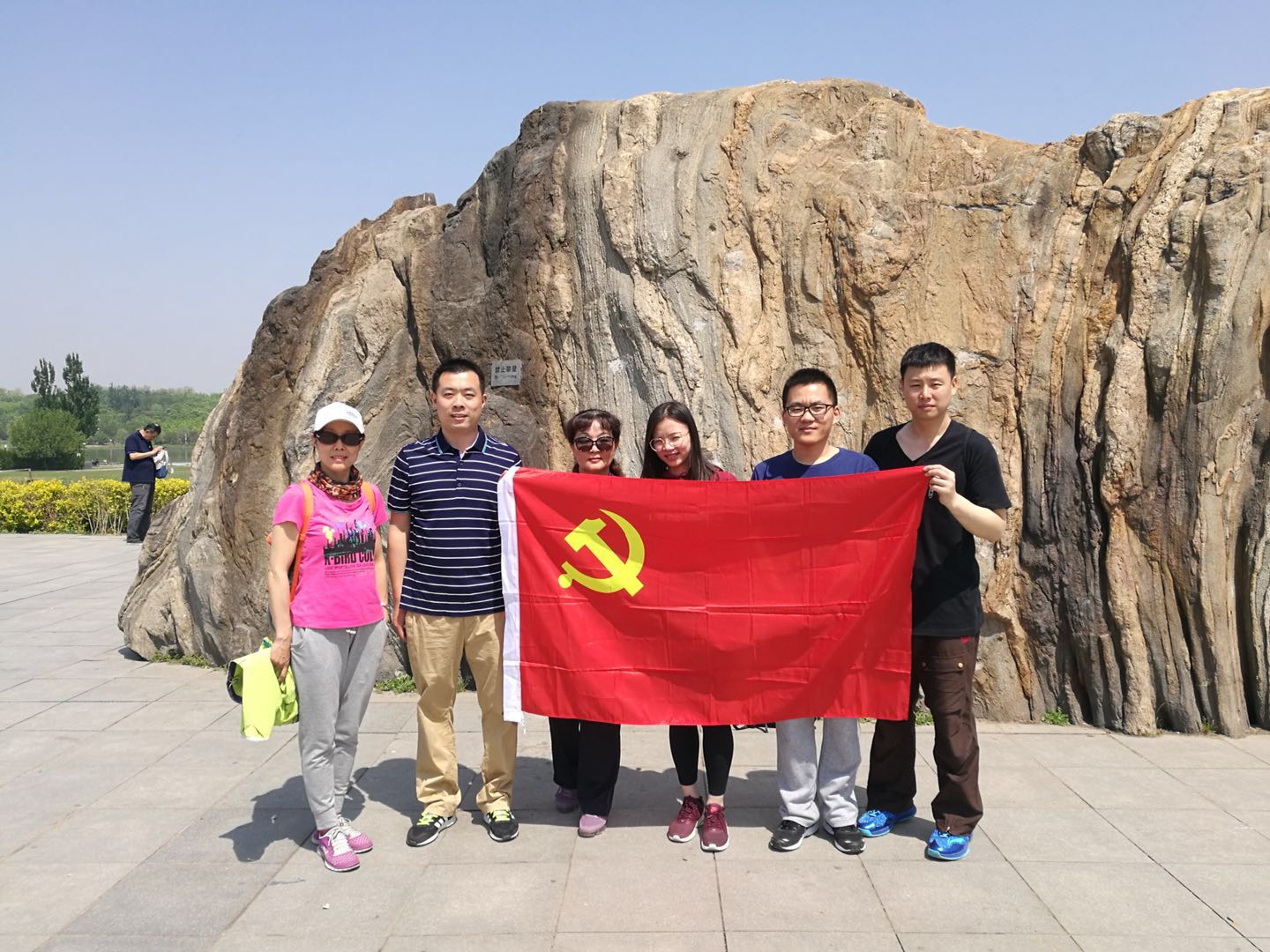 “谱青春华章 展时代风采” 中心党支部“五四”健步走活动 1 “谱青春华章 展时代风采” 中心党支部“五四”健步走活动 1