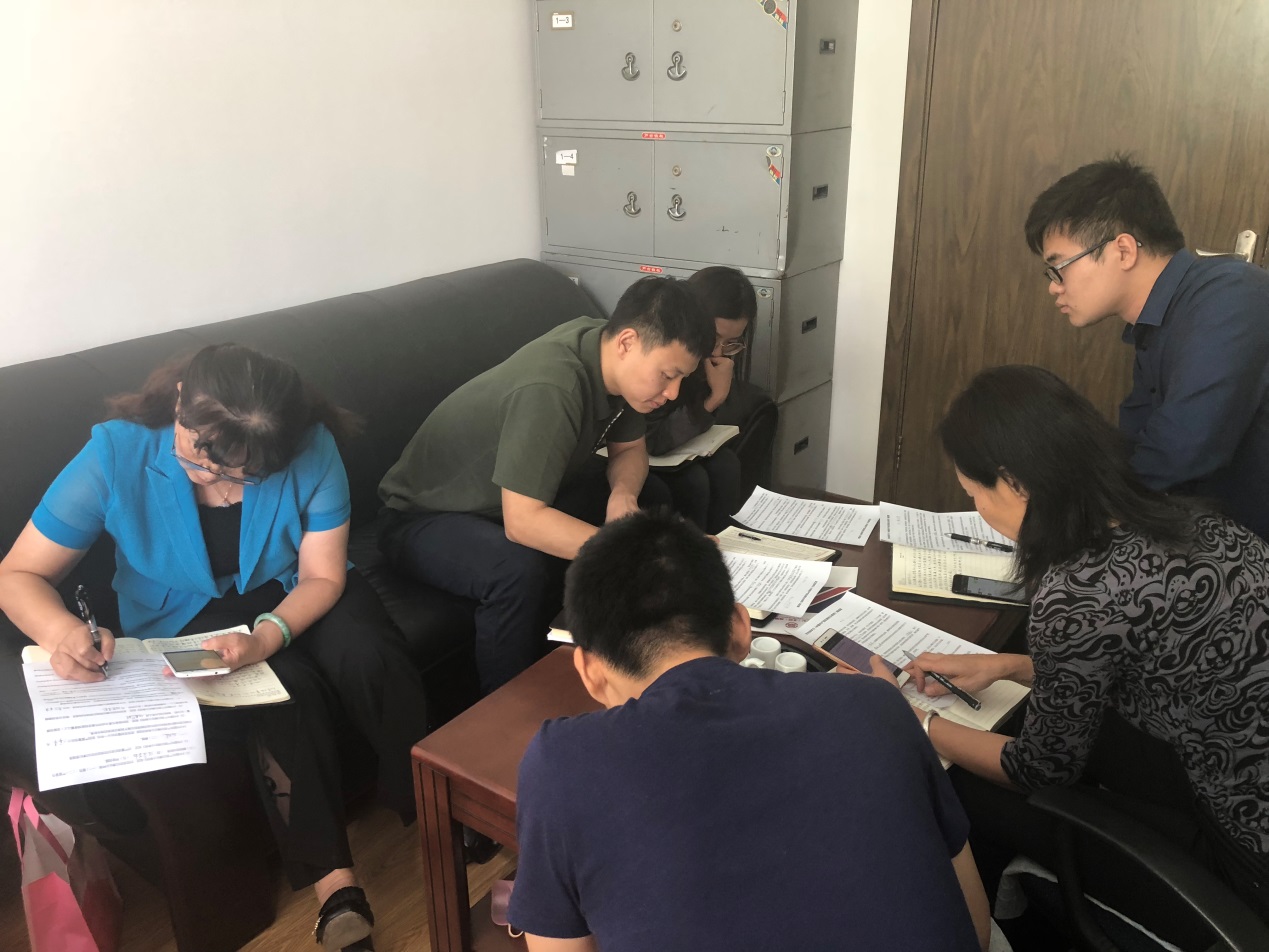 中心党支部集中组织员工廉政教育 2
