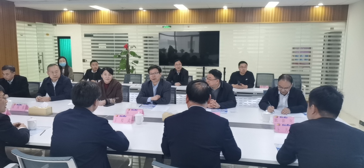 中心主任王校武一行到郑州国际陆港公司交流学习 3 中心主任王校武一行到郑州国际陆港公司交流学习 3