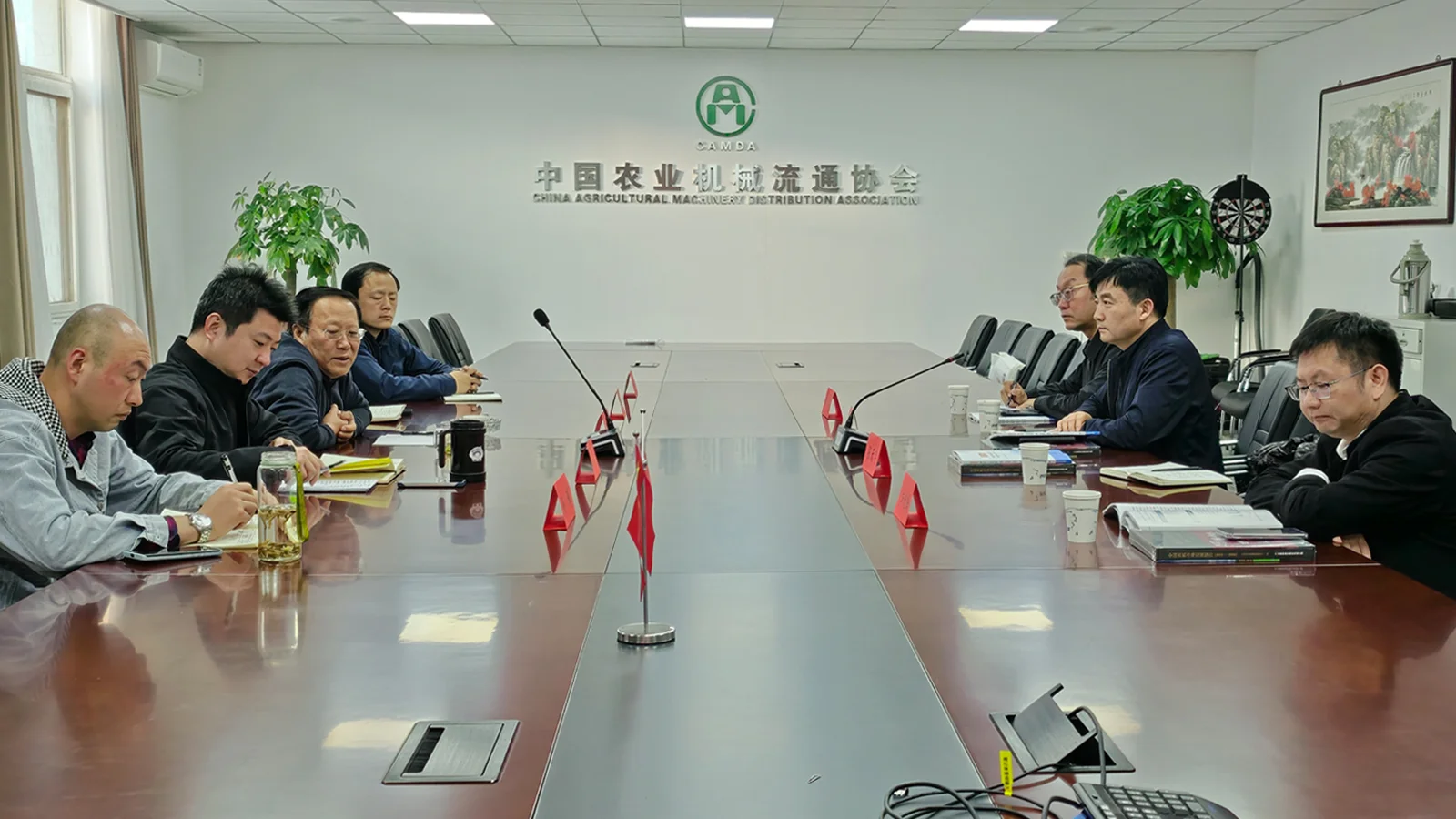 中心主任王校武带队走访中国农业机械流通协会开展业务交流合作 1 中心主任王校武带队走访中国农业机械流通协会开展业务交流合作 1