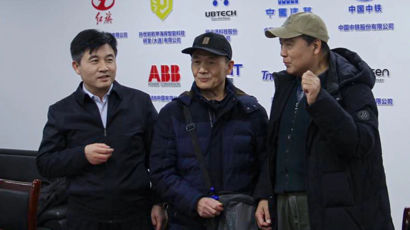 中心召开2025年度总结表彰暨发展座谈会 7 中心召开2025年度总结表彰暨发展座谈会 7