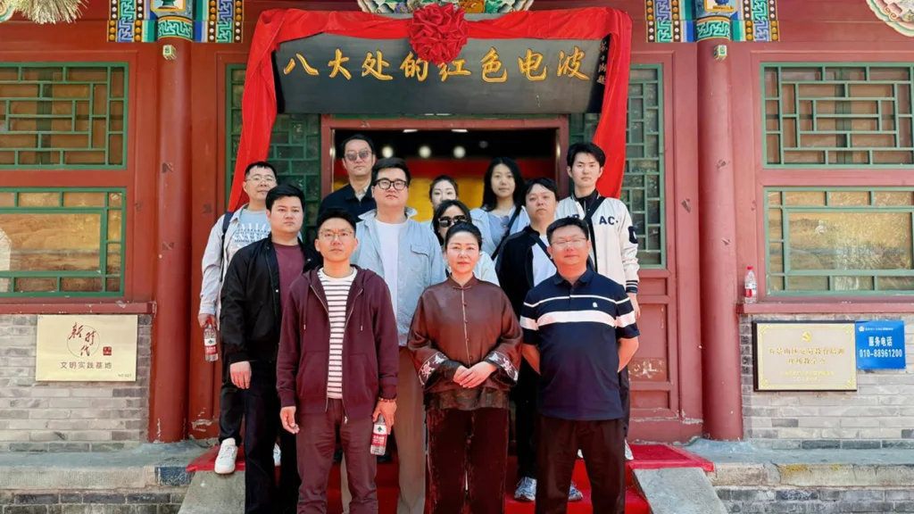 赓续红色血脉 激扬青春活力——中心“登高致远 青春同行”登山活动顺利开展