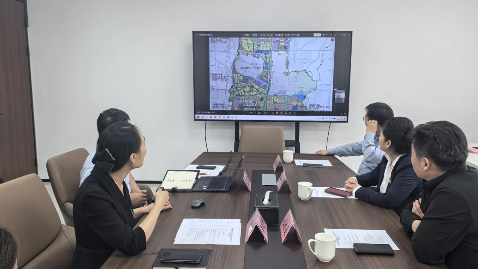 中心主任王校武带队走访河南省龙头企业和郑州航空港区推进务实合作 3 中心主任王校武带队走访河南省龙头企业和郑州航空港区推进务实合作 3