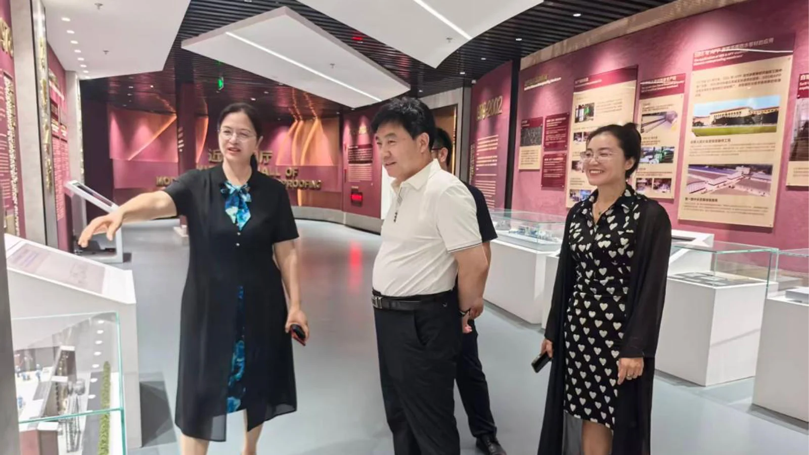 深化政企协同 共探出海新路径——中心主任一行受邀赴东方雨虹开展考察交流 1 深化政企协同 共探出海新路径——中心主任一行受邀赴东方雨虹开展考察交流 1