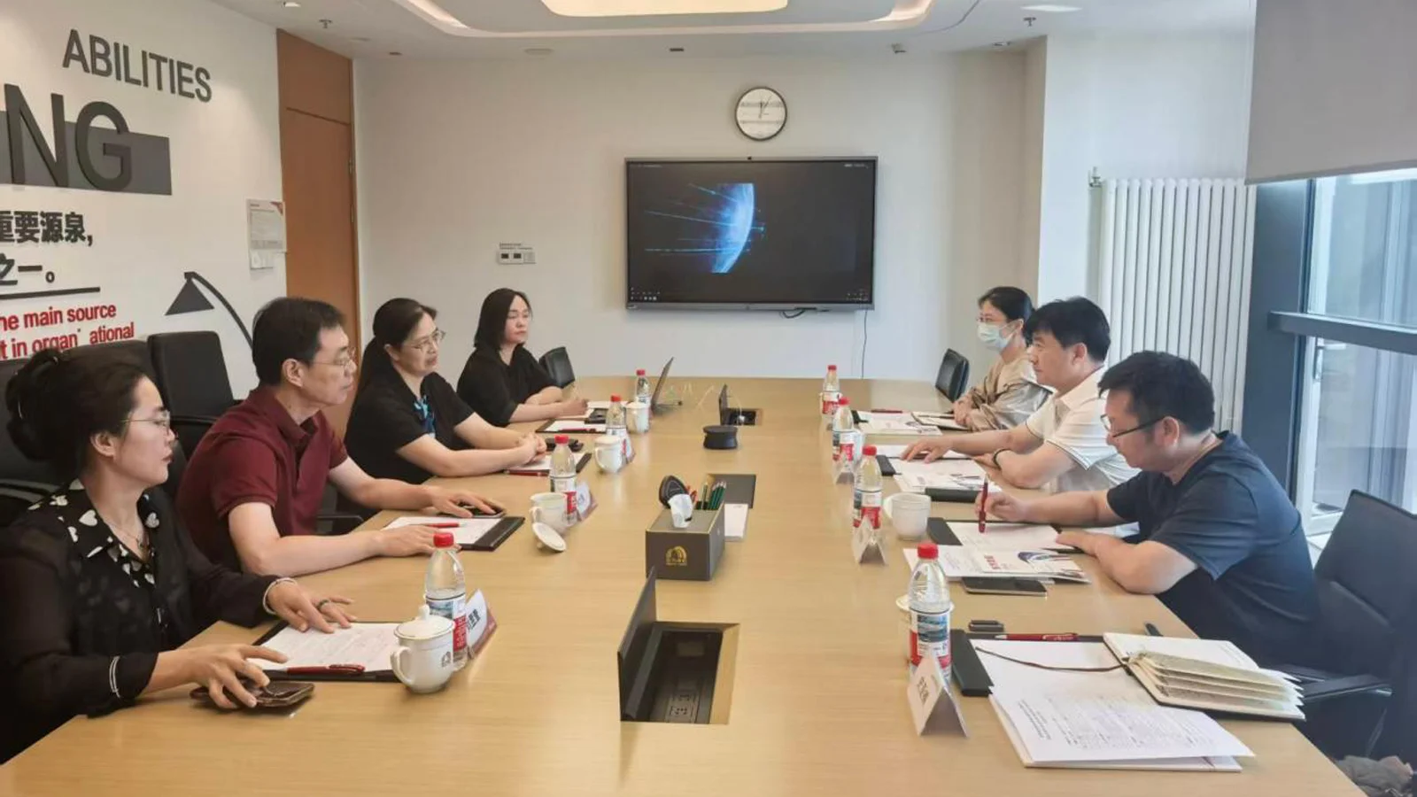 深化政企协同 共探出海新路径——中心主任一行受邀赴东方雨虹开展考察交流 2 深化政企协同 共探出海新路径——中心主任一行受邀赴东方雨虹开展考察交流 2
